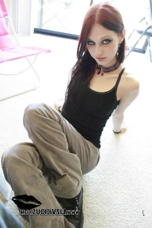 15P Redhead goth chick liz vicious showing her tits