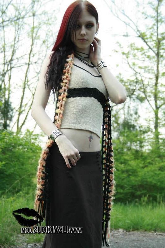 16P Redhead goth chick liz vicious shows her tits outside
