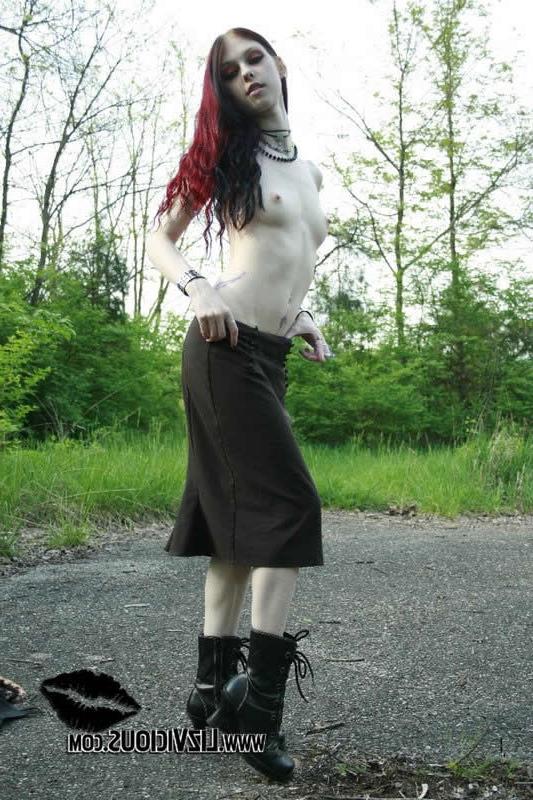 16P Redhead goth chick liz vicious shows her tits outside