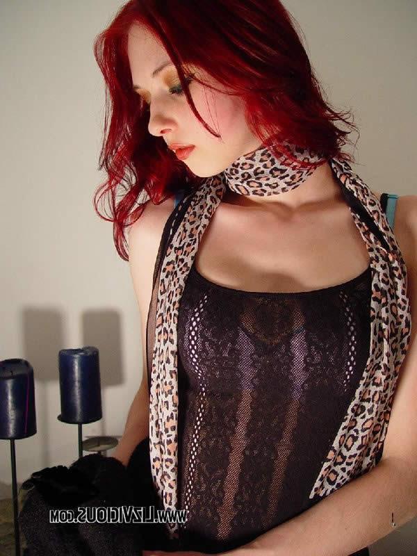 16P Redhead goth chick liz vicious shows off her perky tits