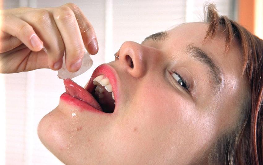 20P Sweet redhead teen playing with ice