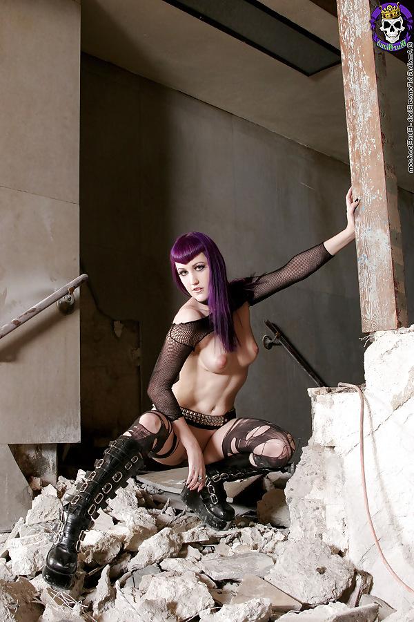 15P Gothic Pin-up Babe