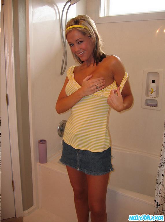 16P Jacky lets the camera in the shower