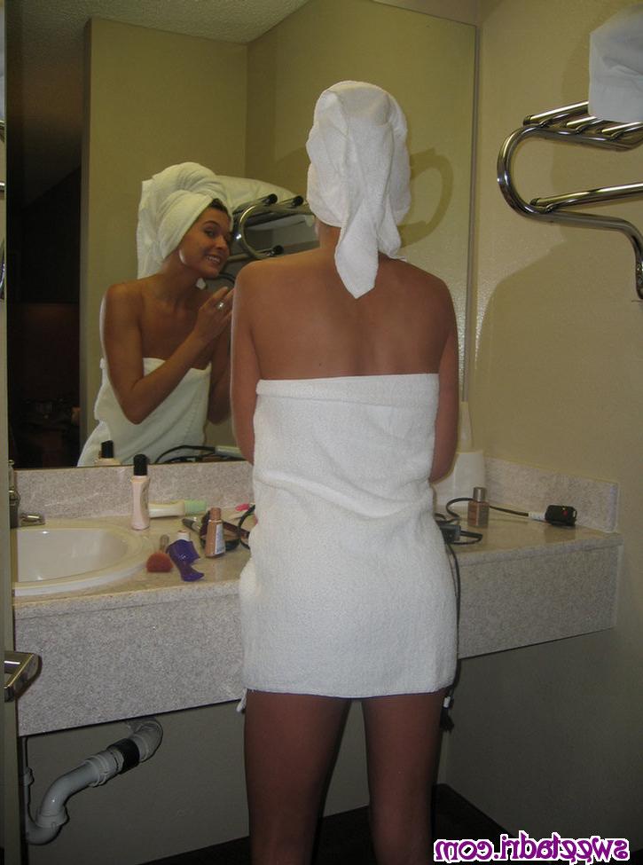 16P Teen amateur shaving her pussy in the shower
