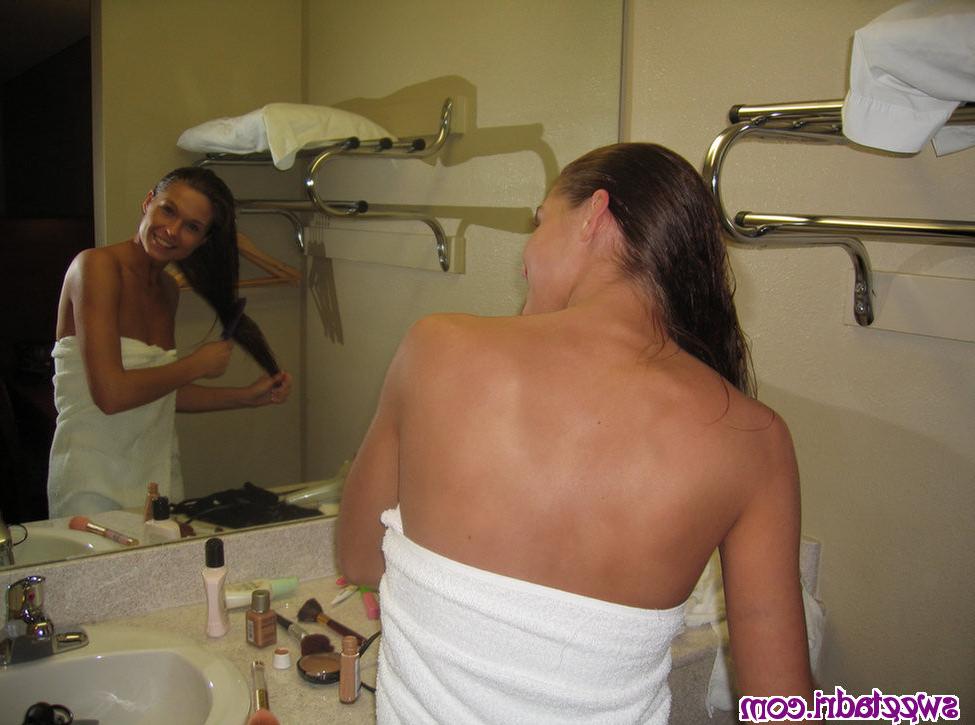 16P Teen amateur shaving her pussy in the shower
