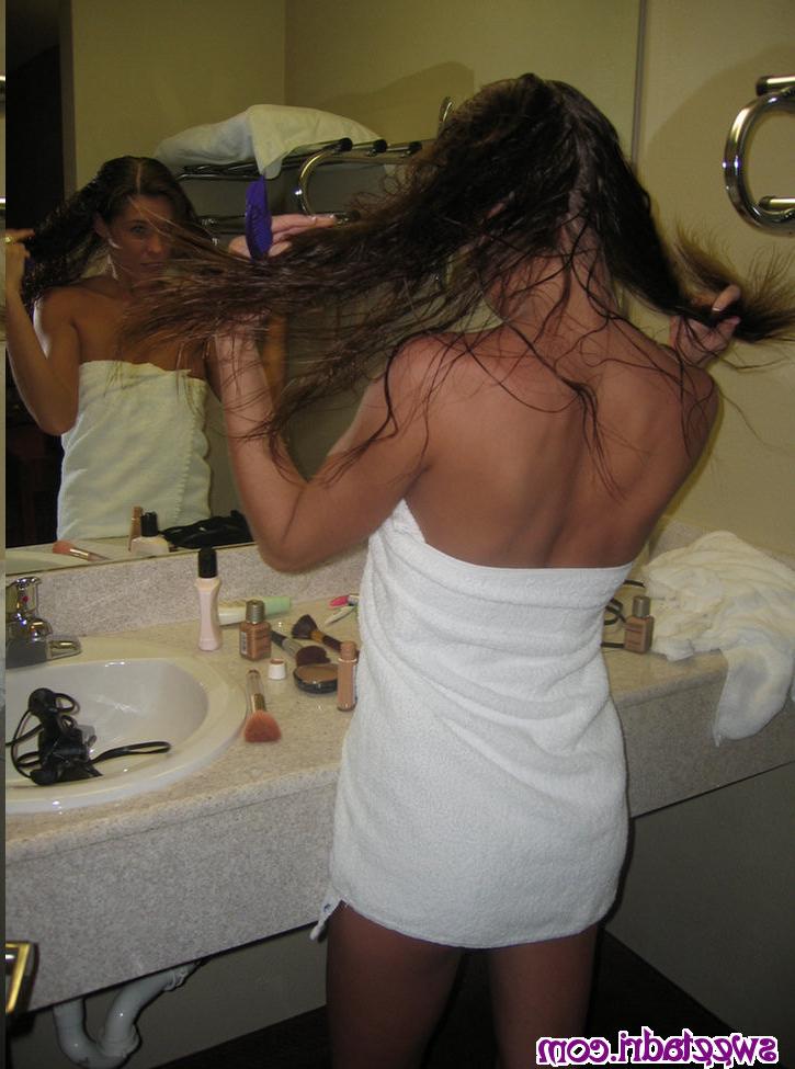 16P Teen amateur shaving her pussy in the shower