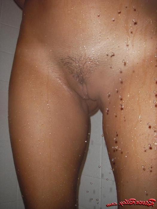 15P Raven Riley gives a blowjob in the shower