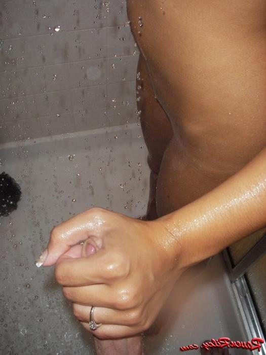 15P Raven Riley gives a blowjob in the shower