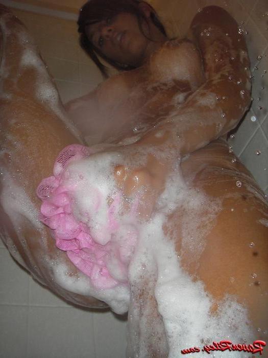 15P Raven Riley gives a blowjob in the shower