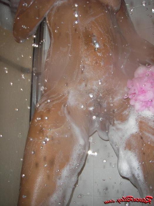15P Raven Riley gives a blowjob in the shower