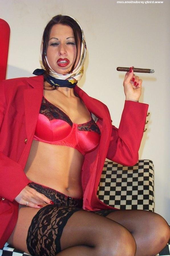 12P Busy Trinity in retro look smoking cigar
