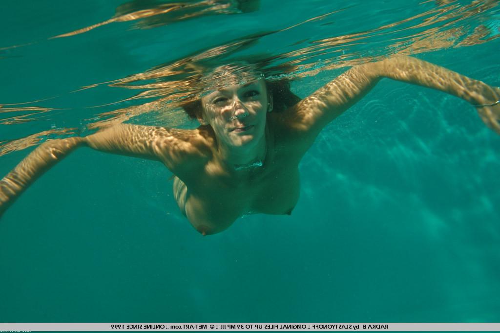 18P Radka gets some snaps of her underwater