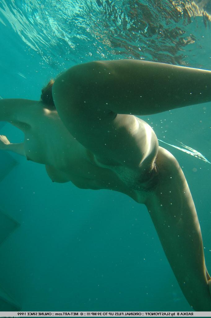 18P Radka gets some snaps of her underwater