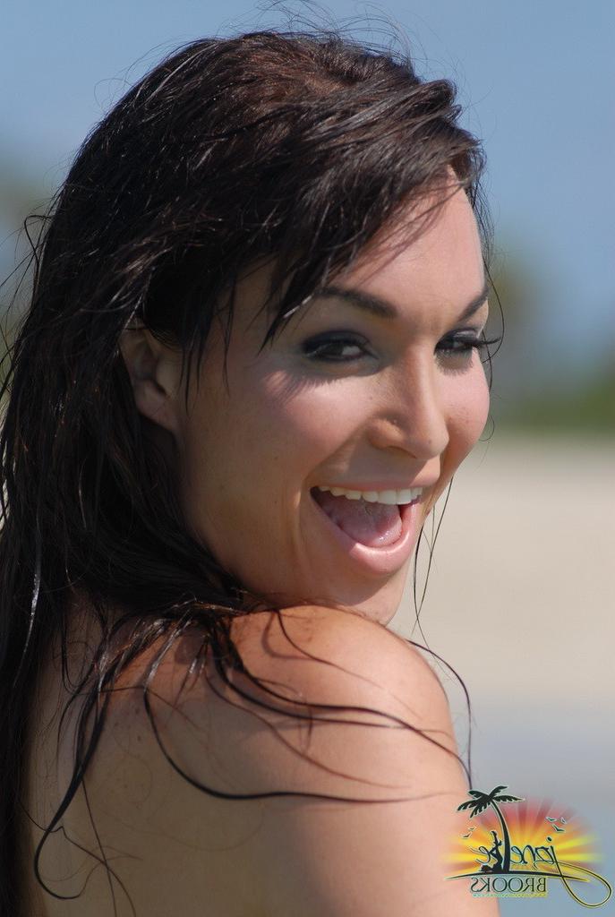 16P Beautiful shemale nude in public