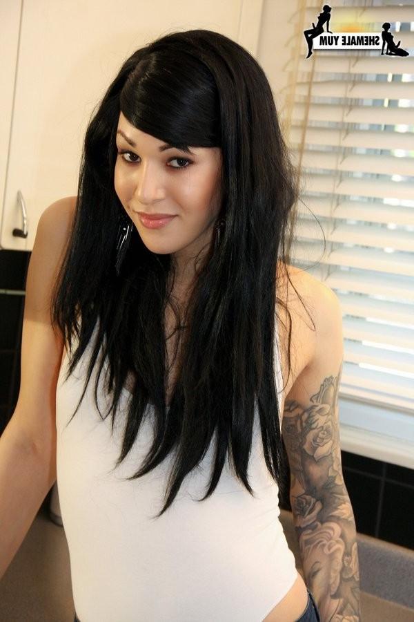16P Stunning Shemale Babe Gets Nude And Spreads In The Kitchen