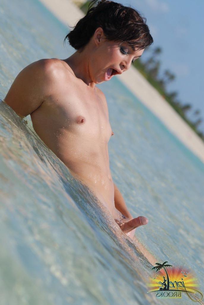 12P Incredibly hot Jonelle poses in water