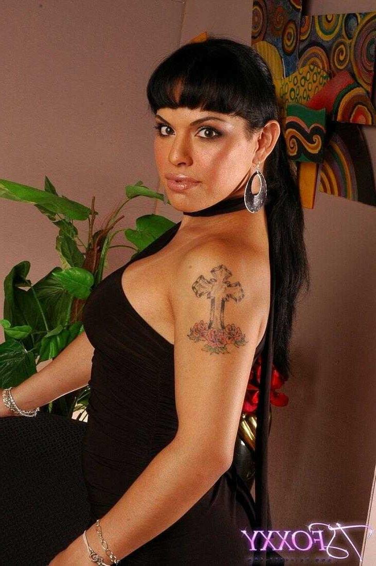 16P Sexxy Foxxy showing off her hot body
