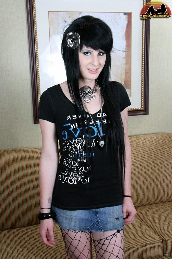 15P Pale Skinned Goth Amercian Shemale Exposes Her Cock