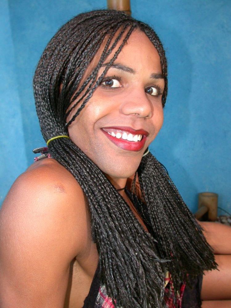 17P Ebony Shemale With Braided Hair Spreads Her Ass Cheeks