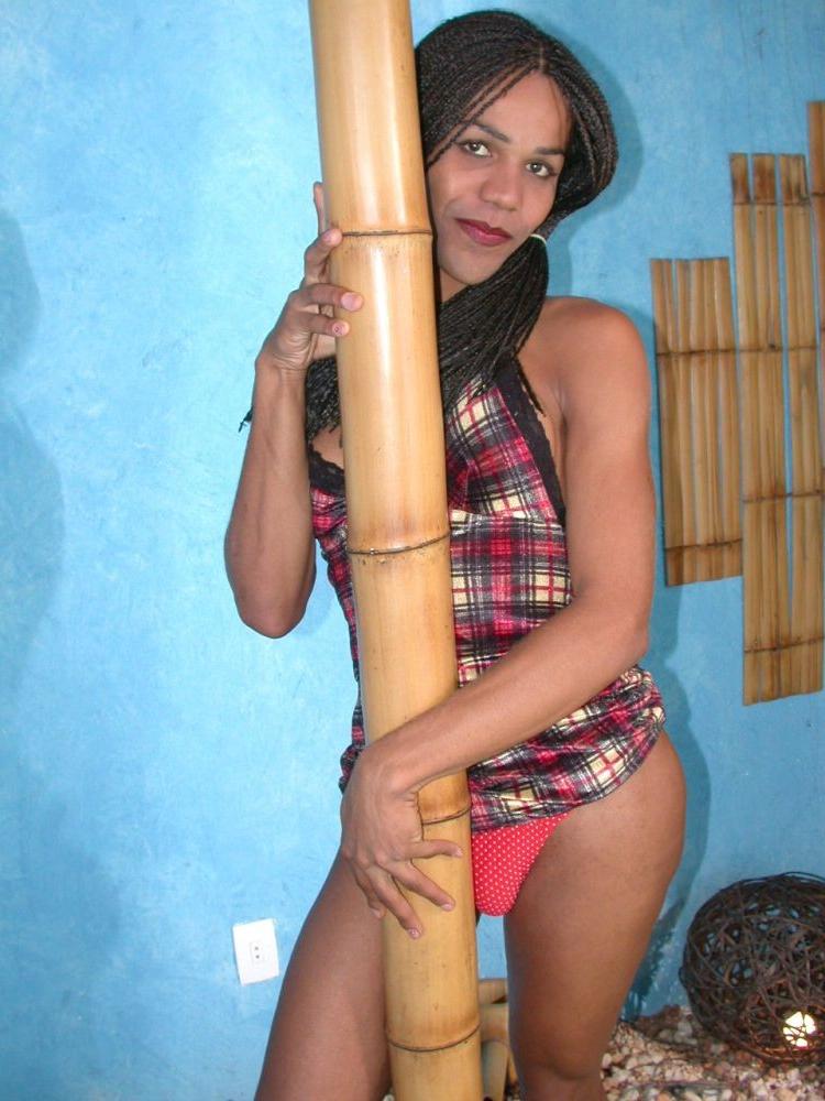 17P Ebony Shemale With Braided Hair Spreads Her Ass Cheeks