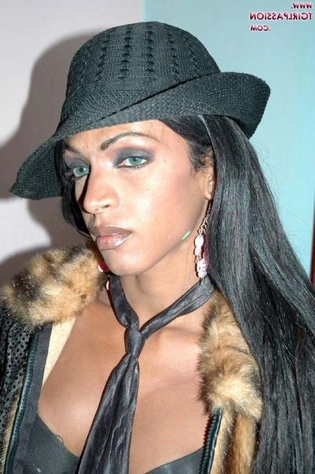 16P Black transvestite flashing her huge lovetool