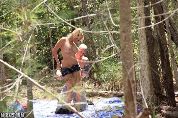 15P Outdoor voyeur with a gorgeous amateur sucking and fucking