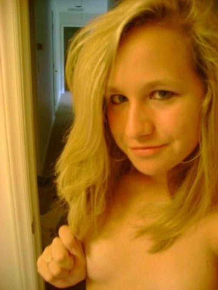 15P Lesbian exgfs in the beach displaying nude body in public