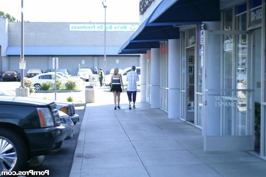 16P blonde chick caughty kissing other guy in public area