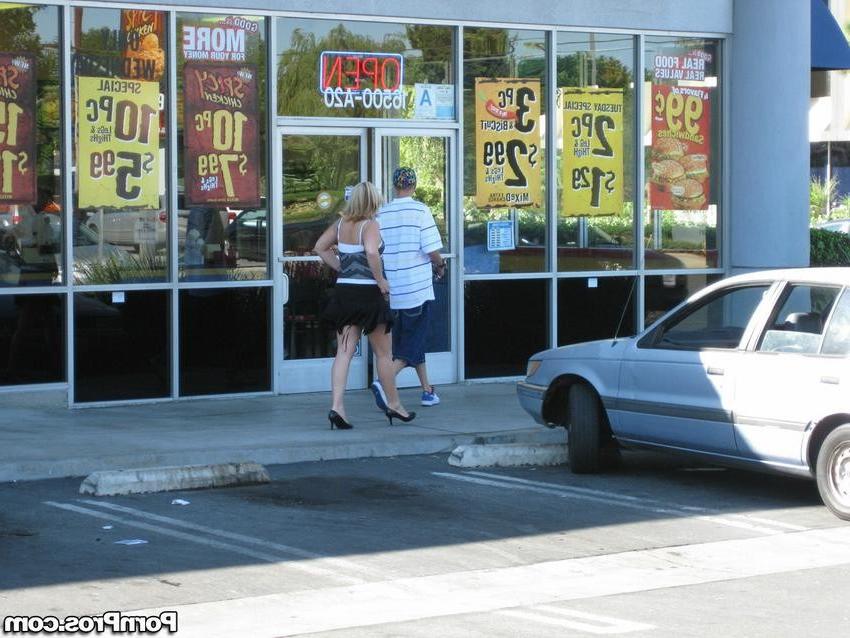 16P blonde chick caughty kissing other guy in public area
