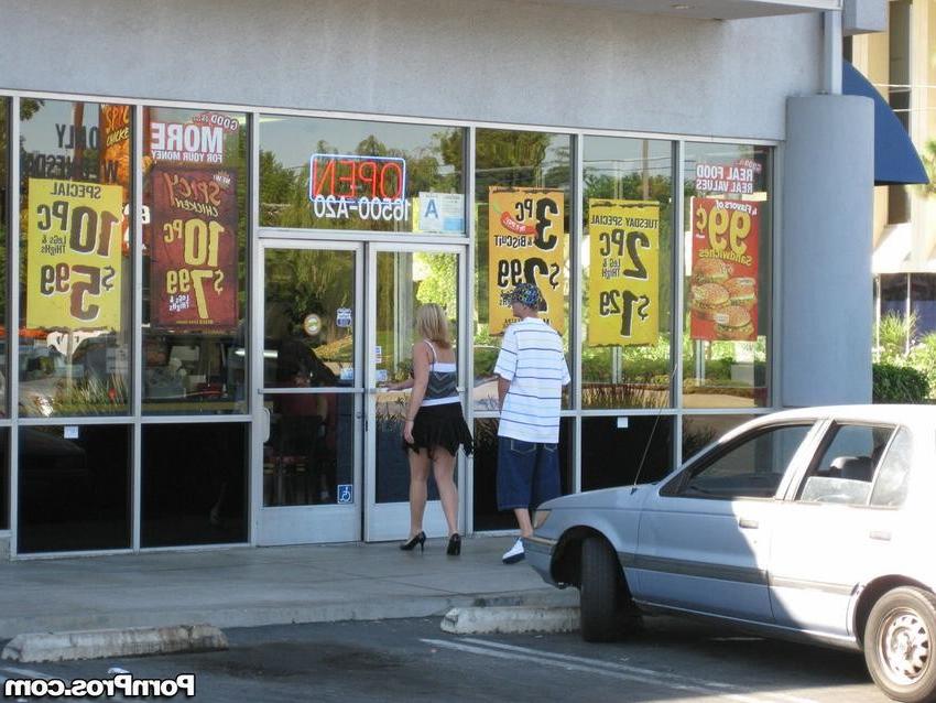 16P blonde chick caughty kissing other guy in public area