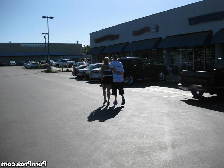 16P blonde chick caughty kissing other guy in public area