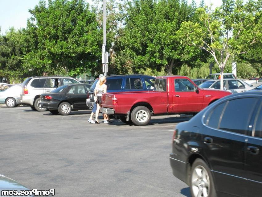 16P blonde chick caughty kissing other guy in public area
