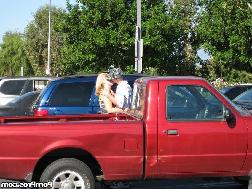 16P blonde chick caughty kissing other guy in public area