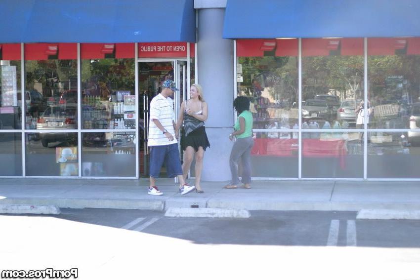 16P blonde chick caughty kissing other guy in public area