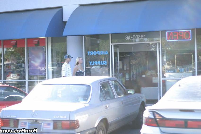 16P blonde chick caughty kissing other guy in public area