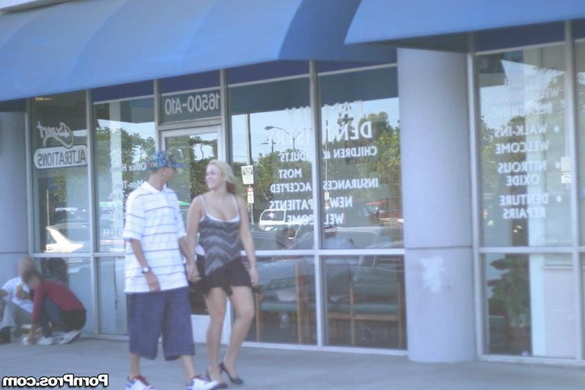 16P blonde chick caughty kissing other guy in public area