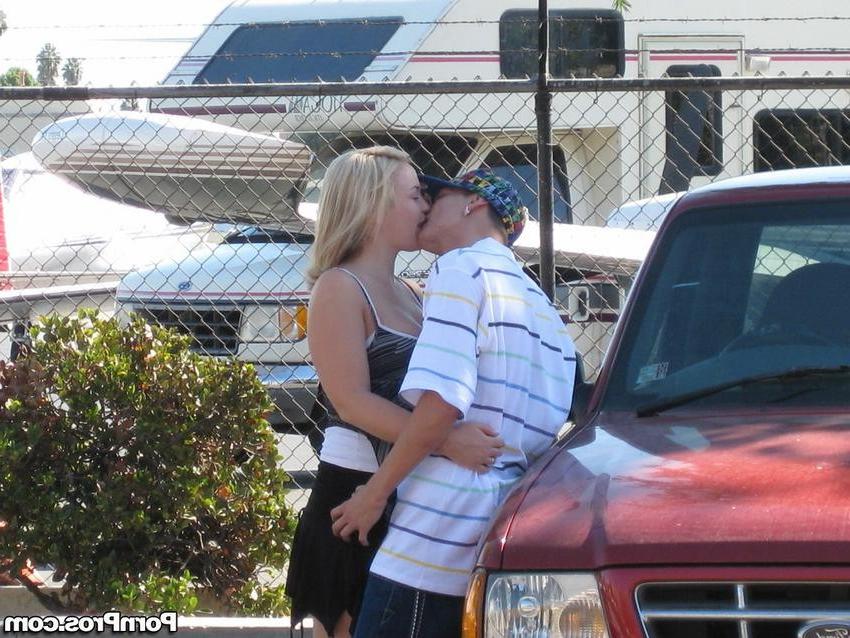 16P blonde chick caughty kissing other guy in public area