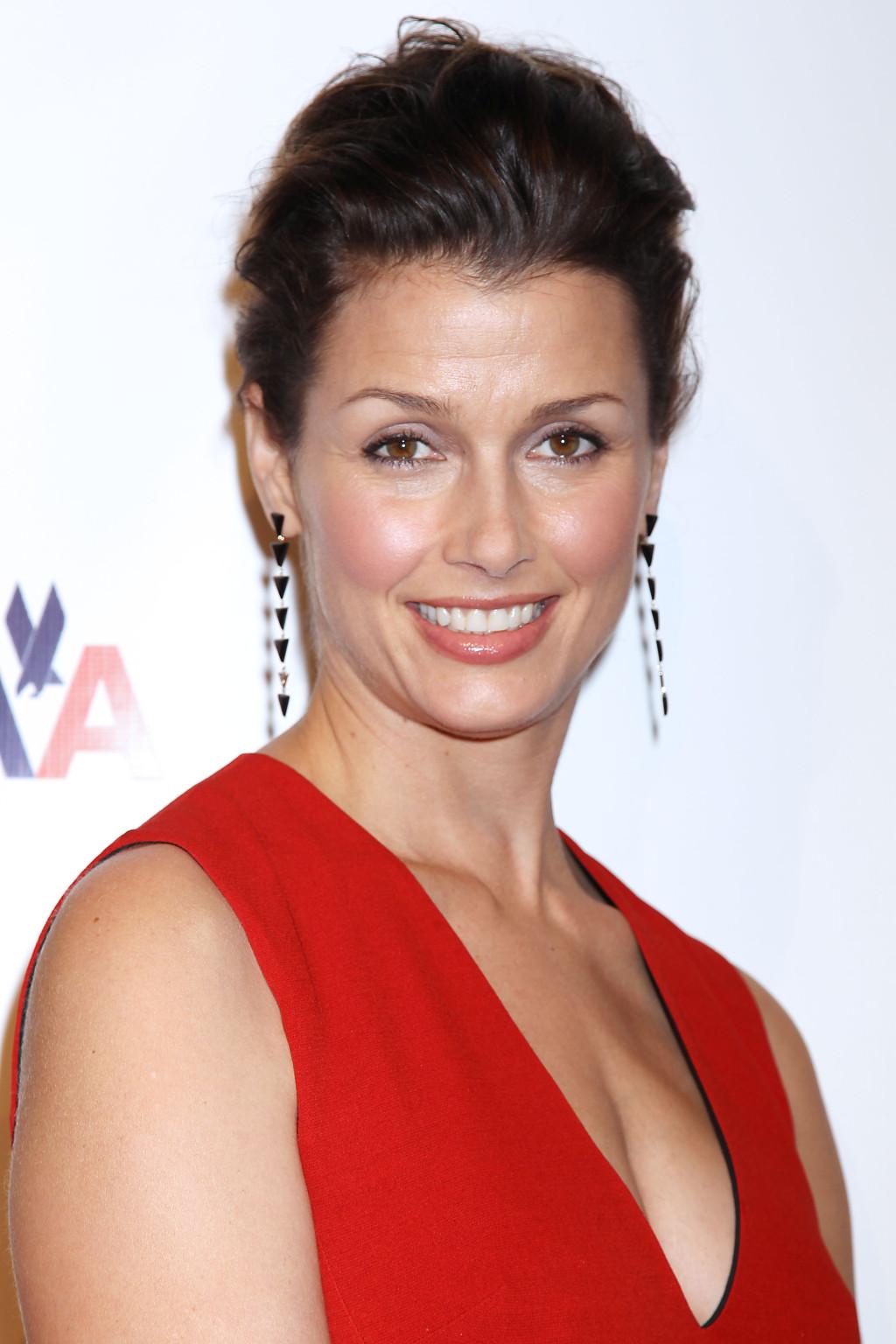 10P Bridget Moynahan showing cleavage at Elton John AIDS Foundation's 11th Annual An