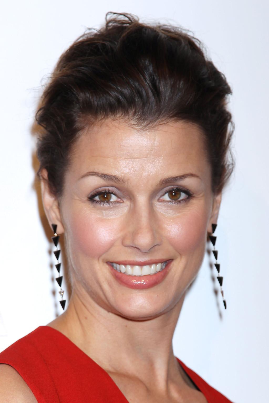 10P Bridget Moynahan showing cleavage at Elton John AIDS Foundation's 11th Annual An