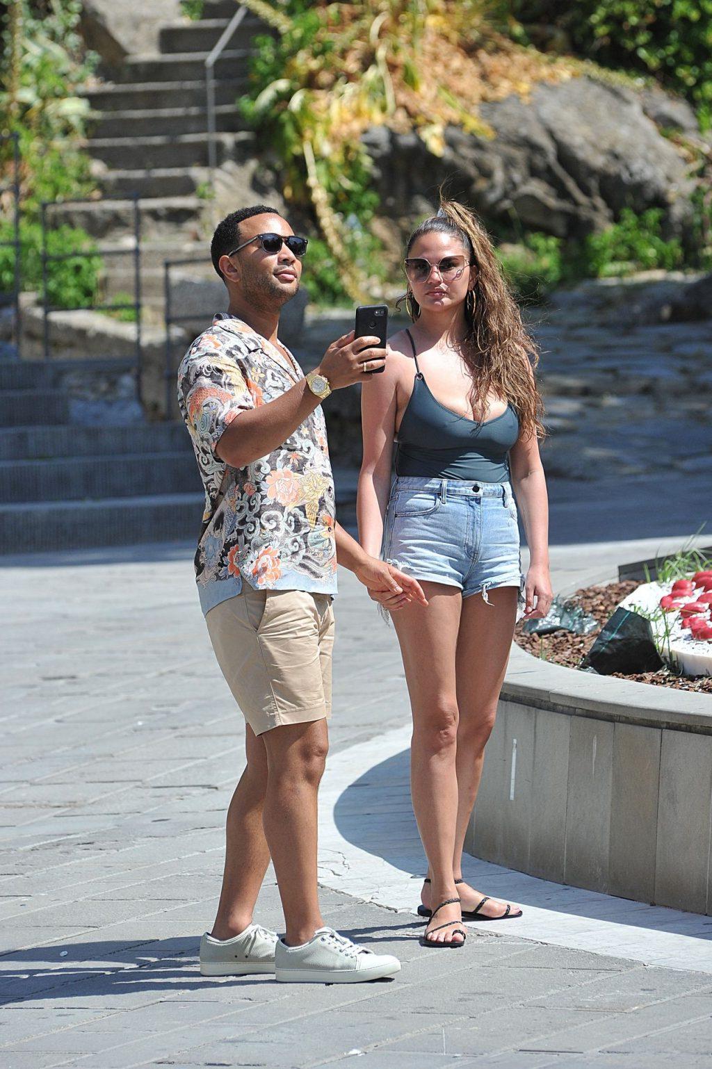 4P Chrissy Teigen Cleavage