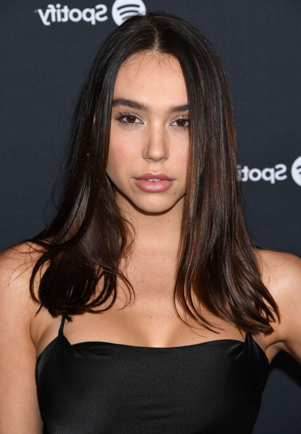 4P Alexis Ren Cleavage