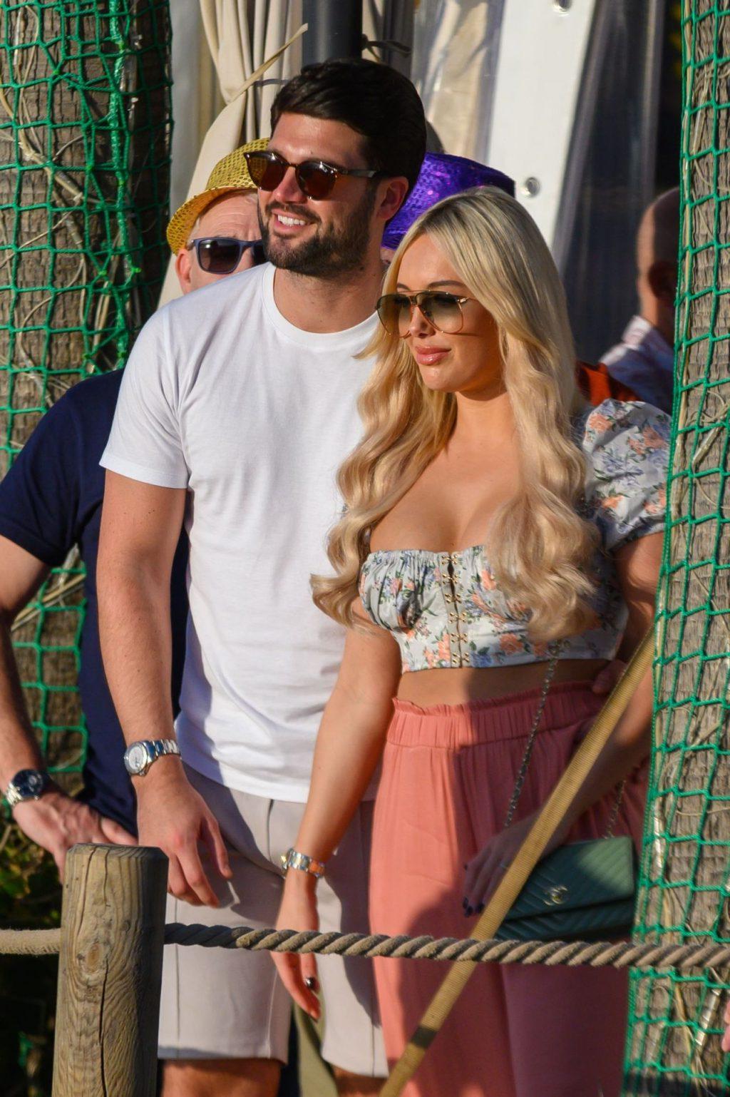 4P Amber Turner Cleavage