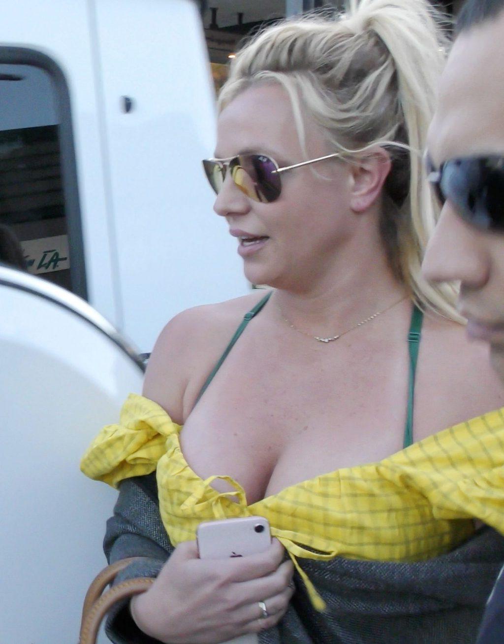 4P Britney Spears Cleavage