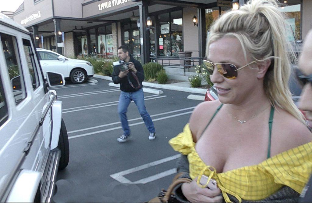 4P Britney Spears Cleavage