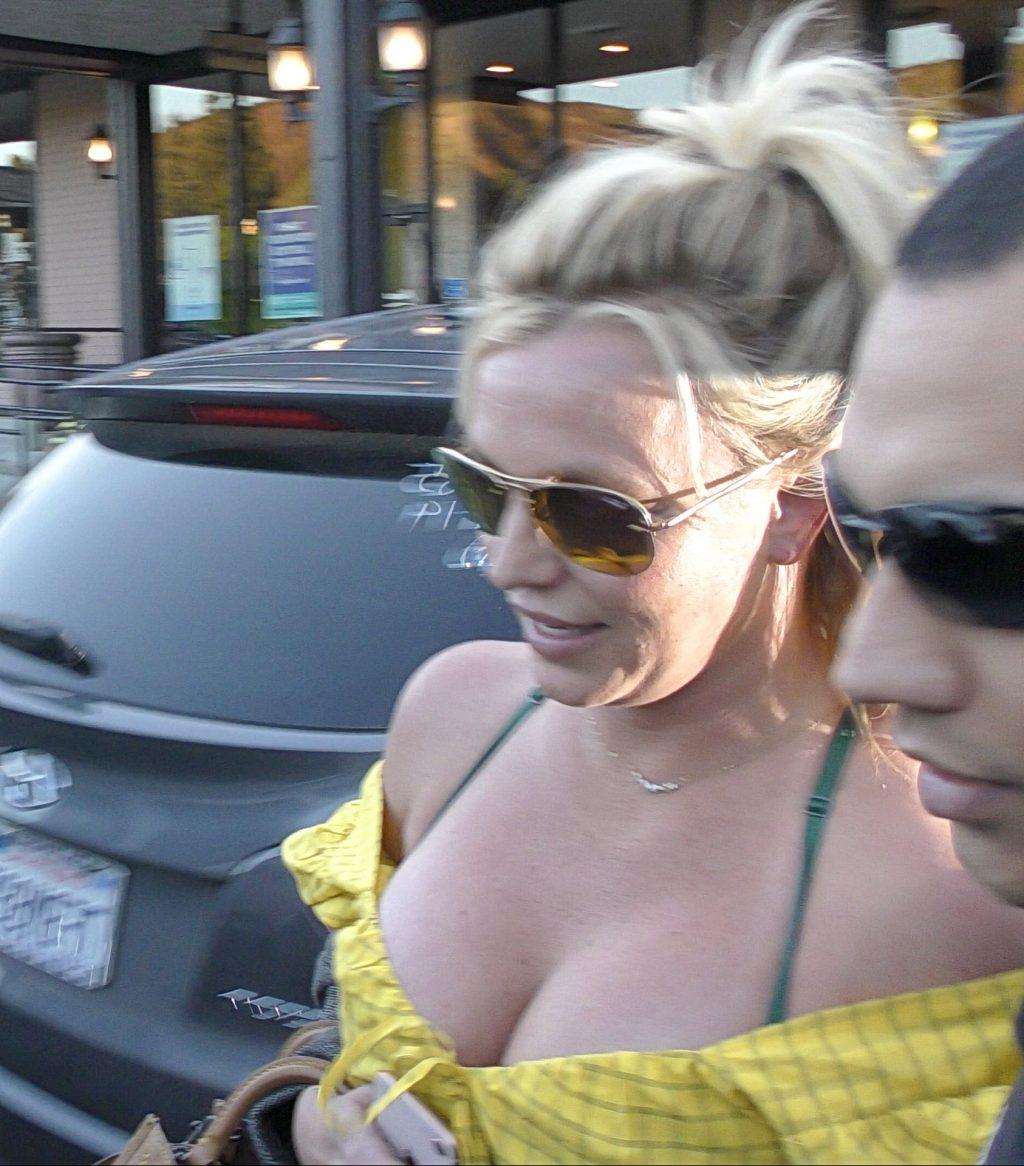 4P Britney Spears Cleavage