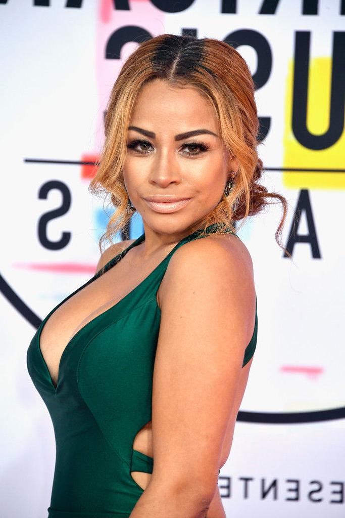 18P Charisse Mills Cleavage