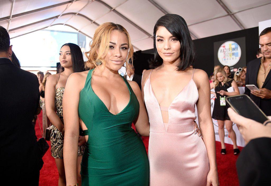 18P Charisse Mills Cleavage