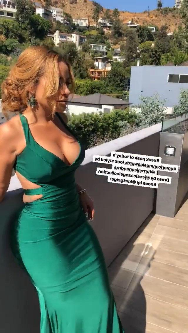 18P Charisse Mills Cleavage