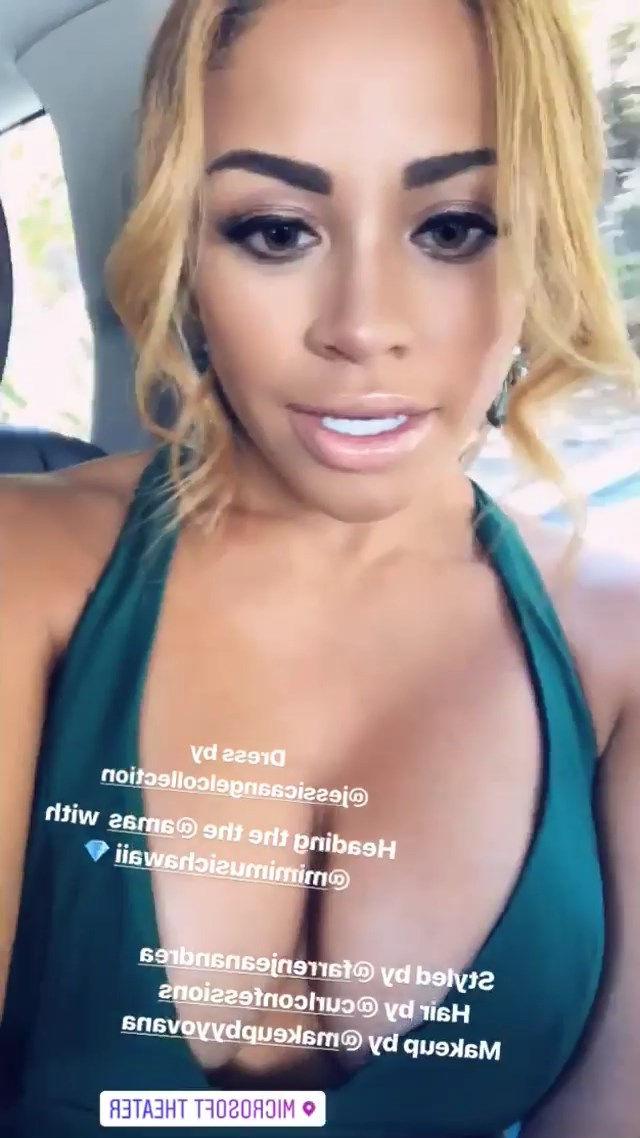 18P Charisse Mills Cleavage