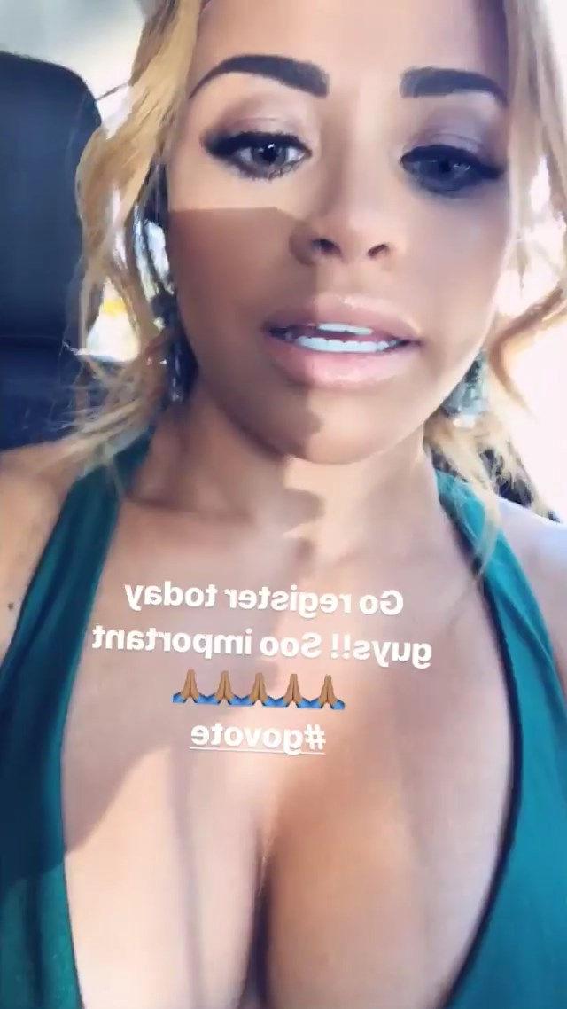 18P Charisse Mills Cleavage